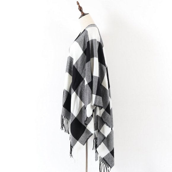 Oversized Plaid Poncho Size 51" x 63" Black, White and Gray - Picture 4 of 4
